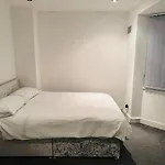 Cozy 2 Bedroom House In Bradford With 2 Private Car Parking And Garden