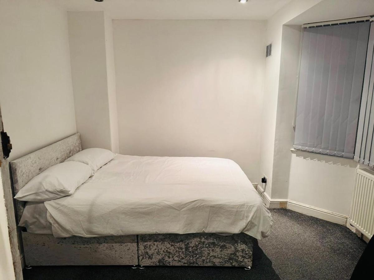 Cozy 2 Bedroom House In With 2 Private Car Parking And Garden *