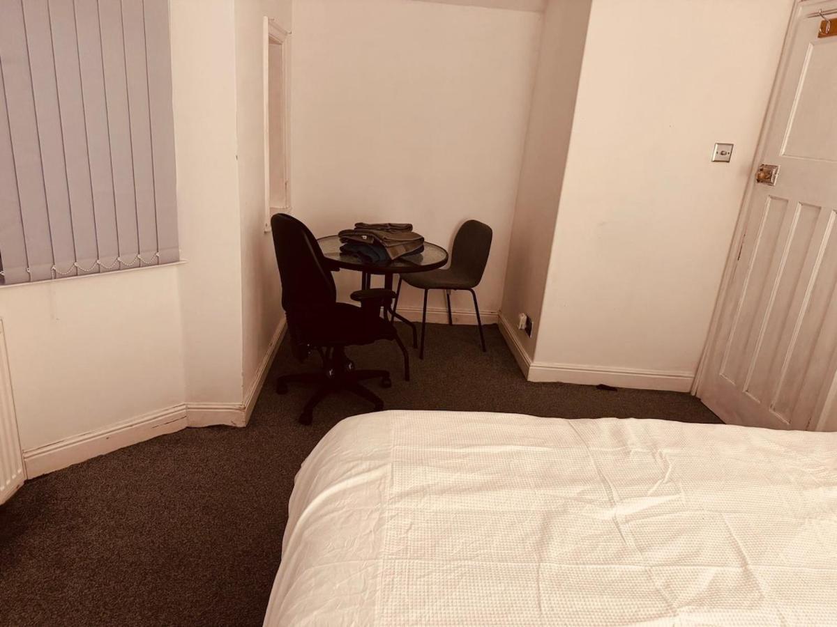 Cozy 2 Bedroom House In With 2 Private Car Parking And Garden Bradford (West Yorkshire)
