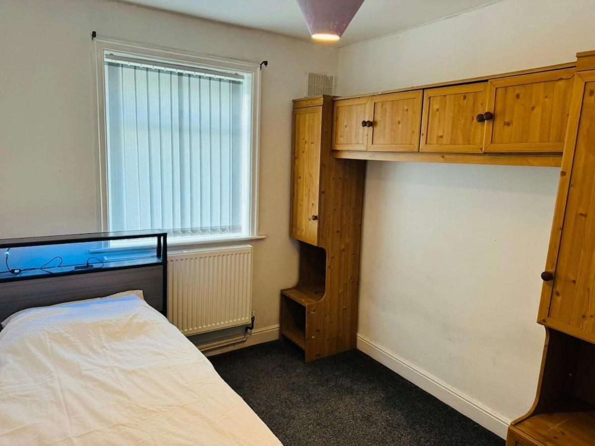 Cozy 2 Bedroom House In With 2 Private Car Parking And Garden Holiday home