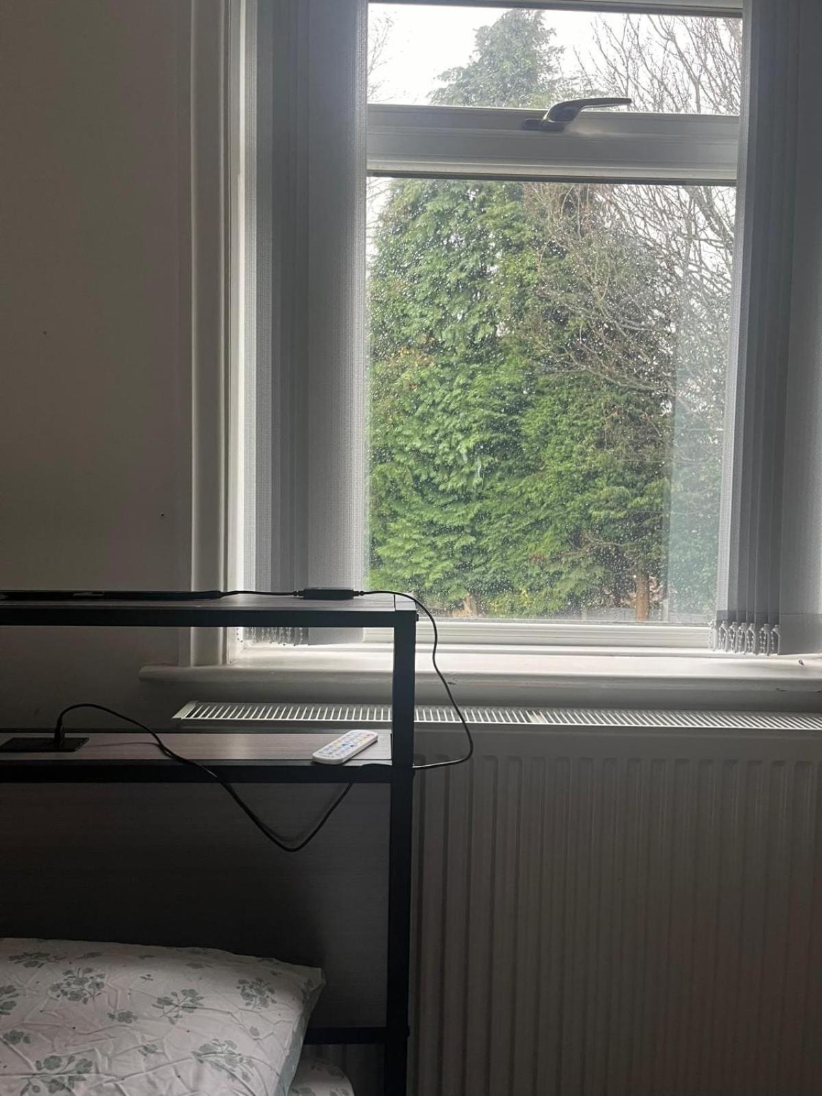 Cozy 2 Bedroom House In With 2 Private Car Parking And Garden Holiday home *