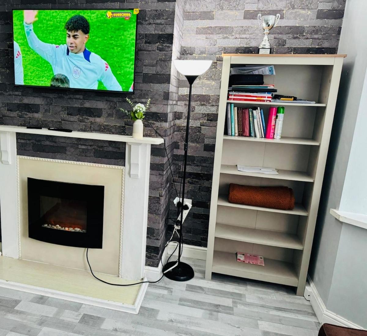 Cozy 2 Bedroom House In With 2 Private Car Parking And Garden Holiday home Bradford (West Yorkshire)