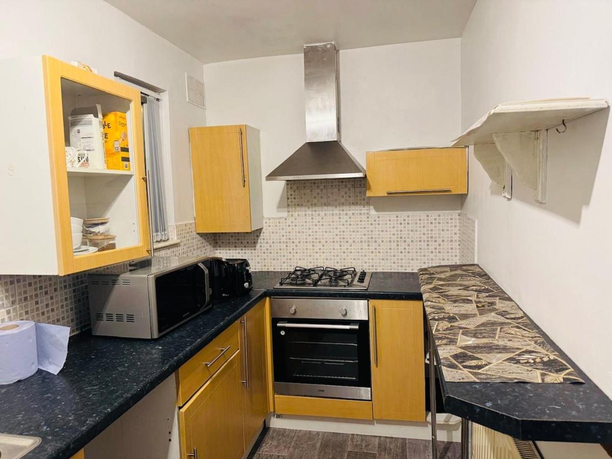 Cozy 2 Bedroom House In With 2 Private Car Parking And Garden *