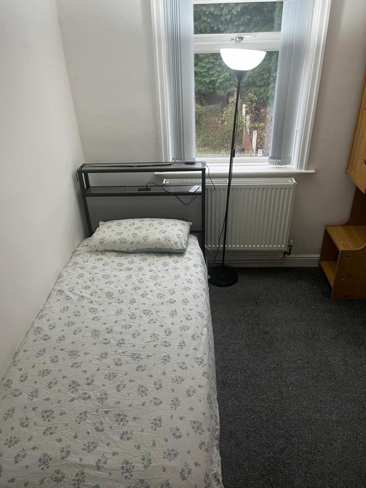 Cozy 2 Bedroom House In With 2 Private Car Parking And Garden Holiday home