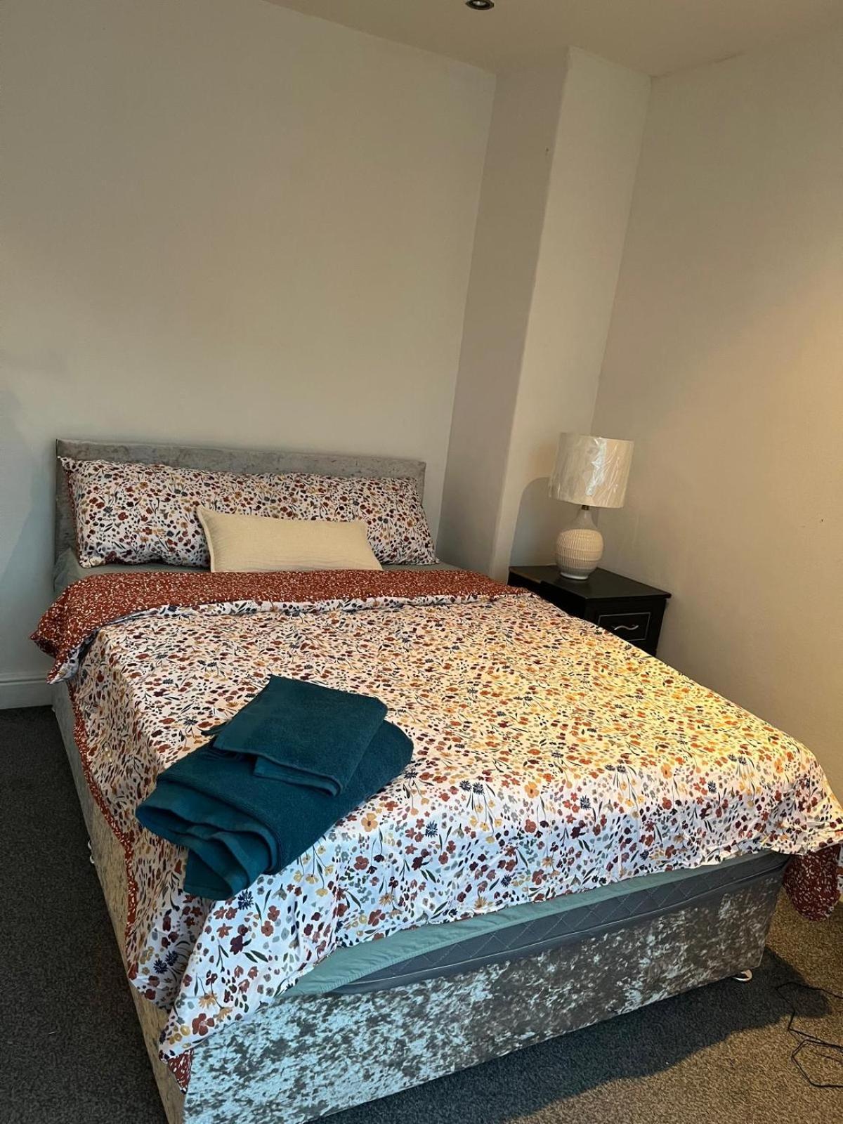 Cozy 2 Bedroom House In With 2 Private Car Parking And Garden Holiday home Bradford (West Yorkshire)